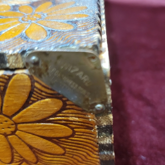 Vintage Pyrography Gloves Box - Wooden Hinged Daisy Flower - Picture 3 of 8
